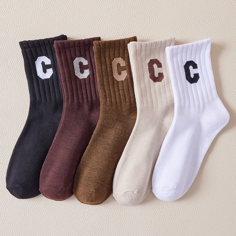 Модные носки средней длины с буквой C для мужчин и женщин, повседневные универсальные спортивные носки в студенческом стиле, простые женские носки в корейском стиле.
