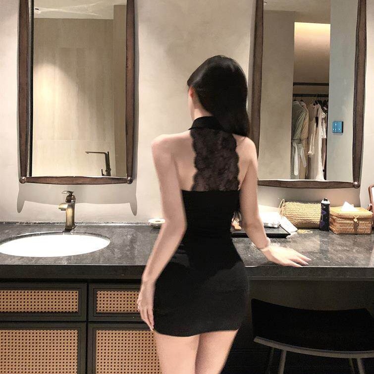 黑色小心机蕾丝露背挂脖连衣裙女夏季收腰显瘦包臀裙气质无袖短裙