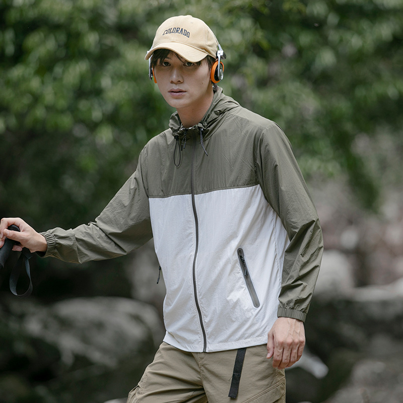 Ropa de protección solar al aire libre de montaña para hombres y mujeres de verano nueva seda de hielo delgada impermeable ropa de moda de protección solar pareja chaqueta encapuchada