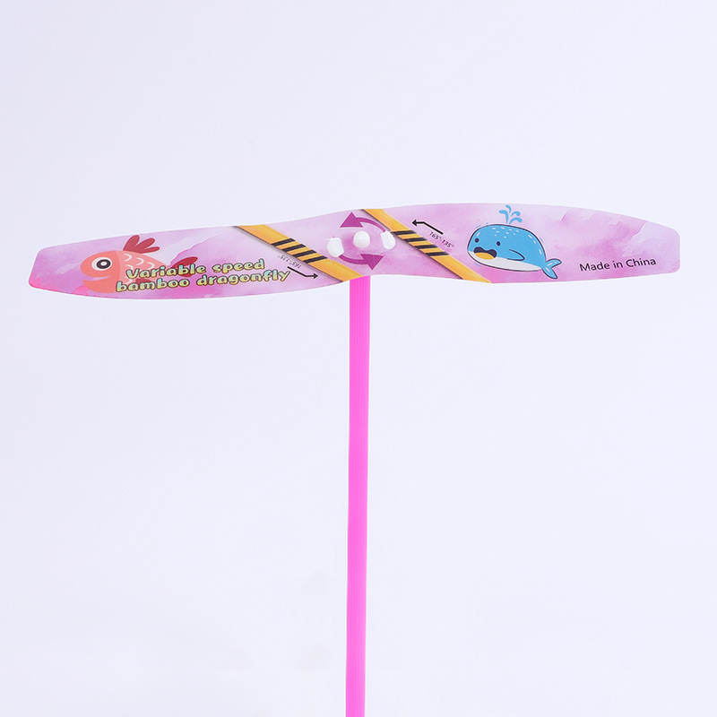 Cruzando la frontera con el nuevo modelo de libélula de bambú voladora de dibujos animados de juguete regalo creativo Día del niño nuevo juguete