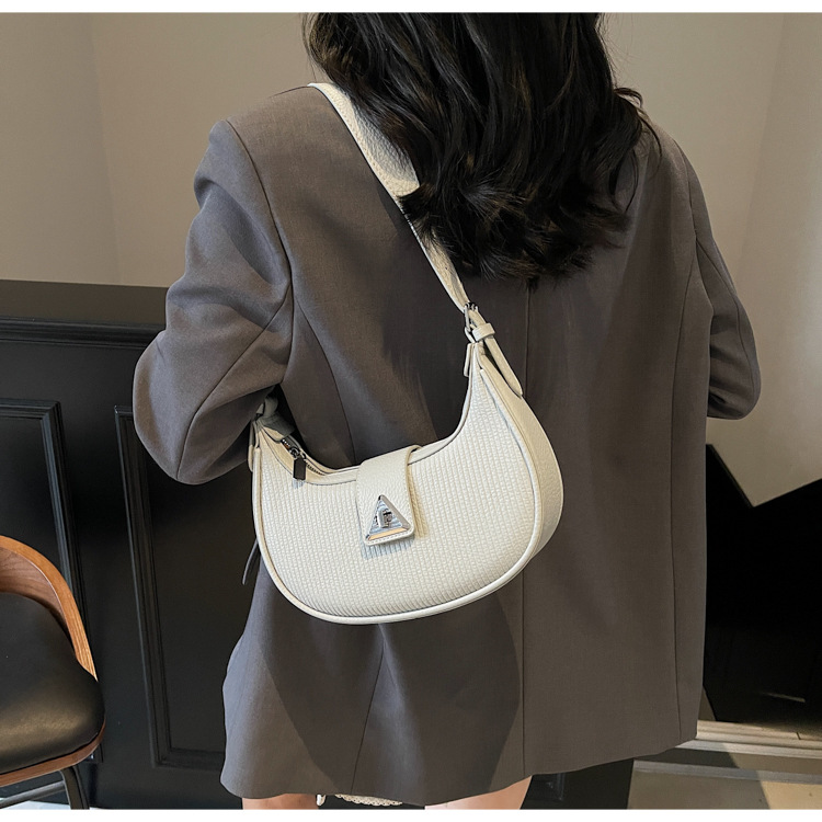 The 2025 new underarm bag for women is a simple and versatile single-shoulder crossbody bag. It is a popular and niche designer crescent-shaped women's bag undefined