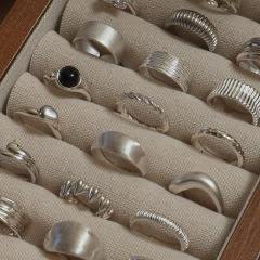 925純銀のシルクリングの指輪の女性の大衆の軽豪華な高級感の不規則な人差し指はやめられません。