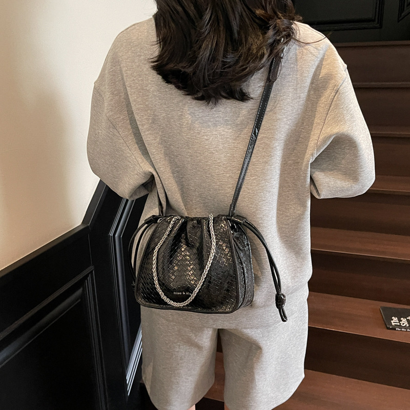 2025 nuevo bolso pequeño de gran venta, textura femenina, bolso de mensajero de un solo hombro popular de todo fósforo, cadena de moda, bolso cuadrado pequeño tejido