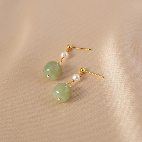 Retro-style freshwater pearl earrings for women, Hetian jade ear studs and earrings for women, unique design sense, natural pearl earrings for women