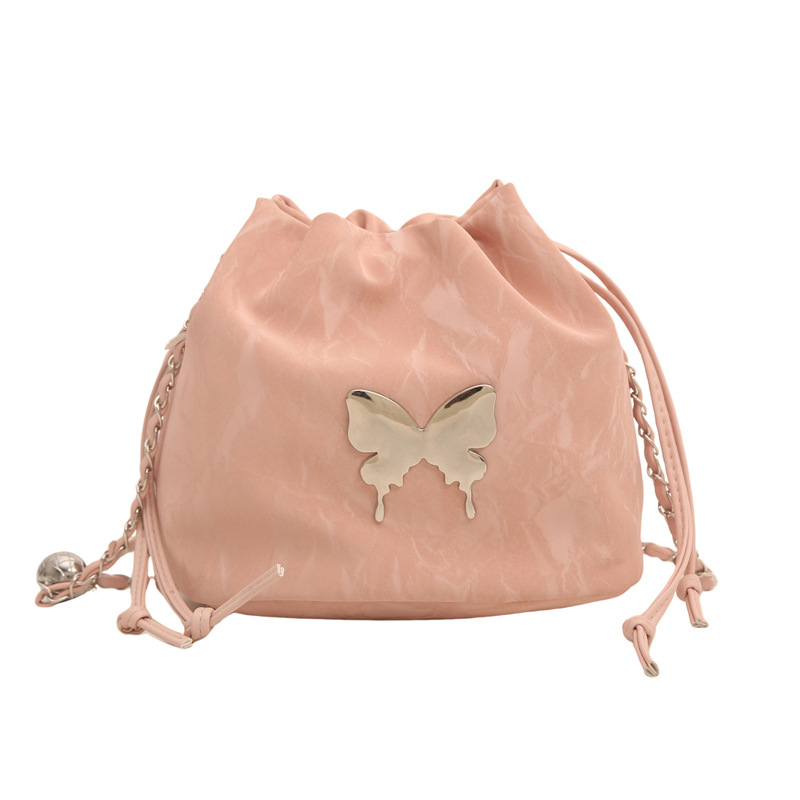 2024 nuevo diseño de nicho de la cadena popular de este año bolso pequeño bolso de mensajero de mariposa femenino hermoso bolso de cubo de un solo hombro