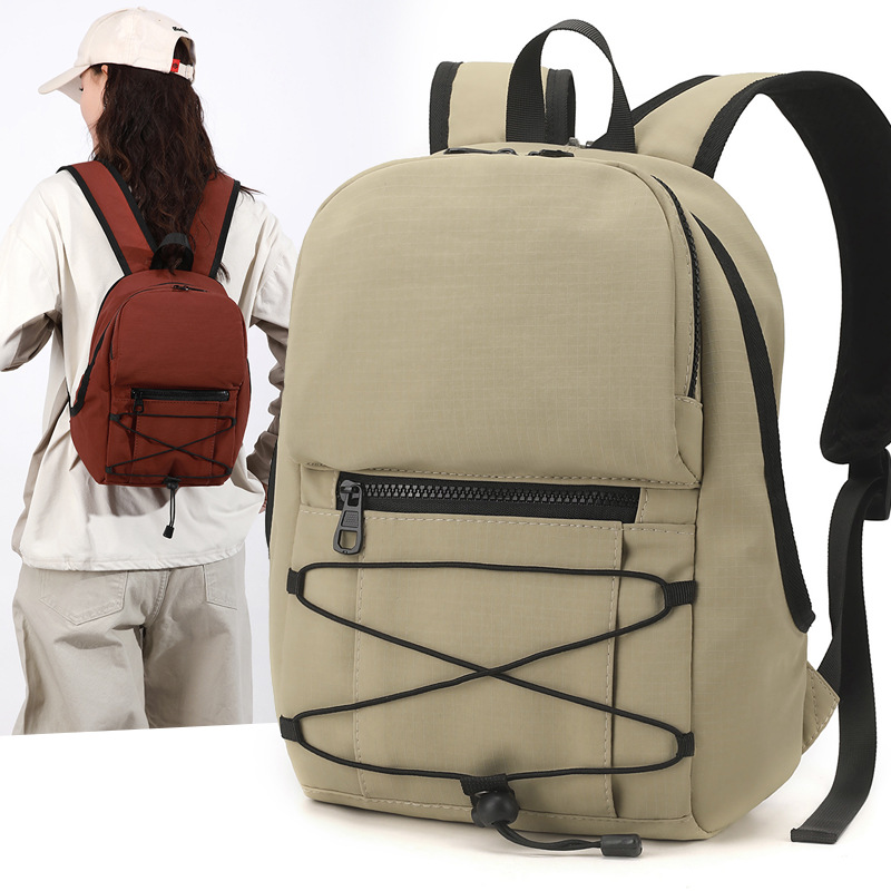 Ventas calientes de mochila pequeña y ligera para mujeres 2026 nueva mochila de nylon transfronteriza resistente a prueba de salpicaduras