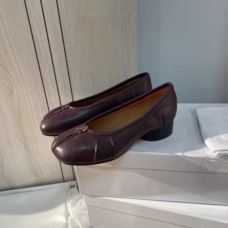 Giày Mary Jane nữ da bò xẻ mũi tách ngón xếp ly, gót vừa 3–6 cm, kiểu lười xỏ chân — Rượu vang đỏ, màu đen chi tiết 4