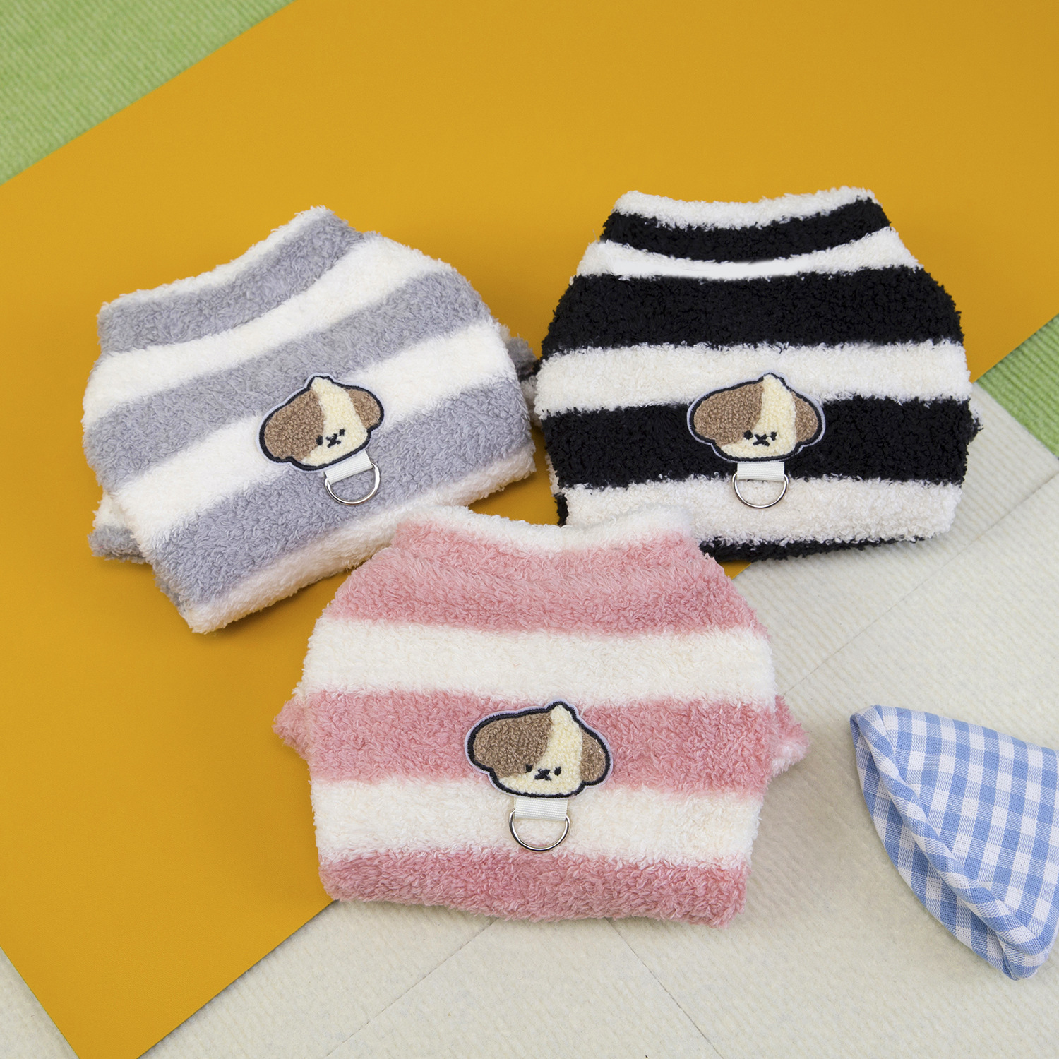 Ropa de mascotas, ropa de perro pequeño, ropa de gato, nueva fábrica de otoño y invierno al por mayor, 25 rayas de cuatro piernas de terciopelo