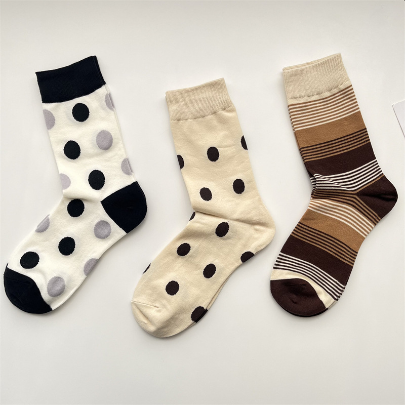 Women's Retro Round Dots Cotton Crew Socks A Pair display picture 1