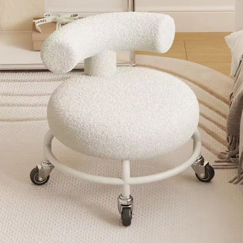家庭用滑車の低い腰掛けの美しい縫い目の腰掛けの子供は子供を連れて歩いて腰掛けを回転します。|undefined