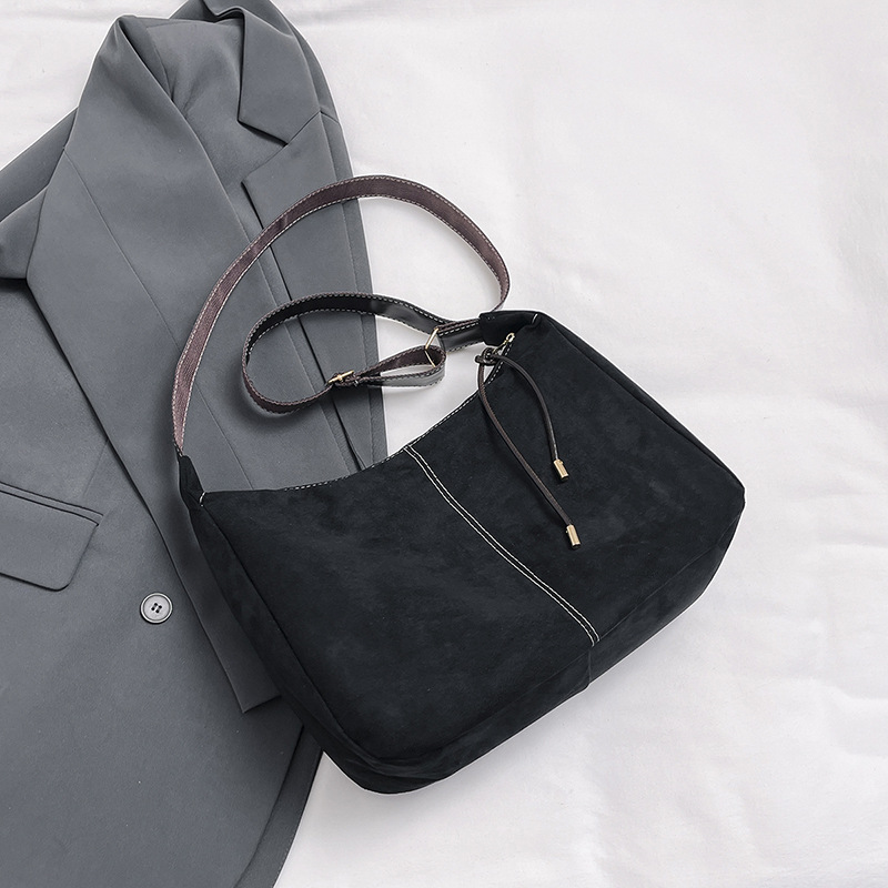 Bolsa grande simple para mujeres otoño y invierno 2024 nueva bolsa de hombro de gran capacidad de viento perezoso de viaje oblicuo bolso de moda