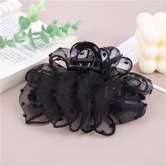 シフォンはレースのヘアピンを挟んでいます。