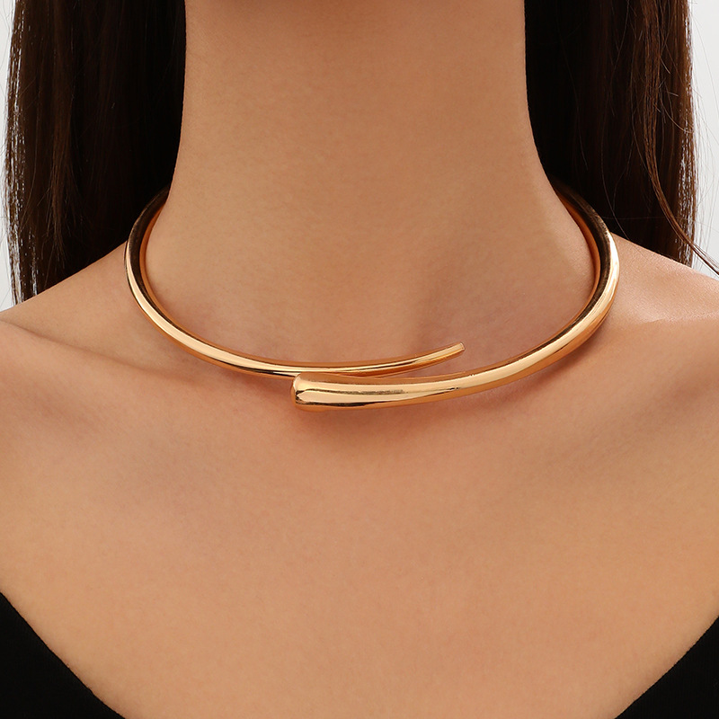 Conjunto de Joyería de Moda Europea y Americana, Estilo Simple de Metal Pesado, Anillo Geométrico Brillante, Gargantilla y Pulsera para Mujer, Gran Venta