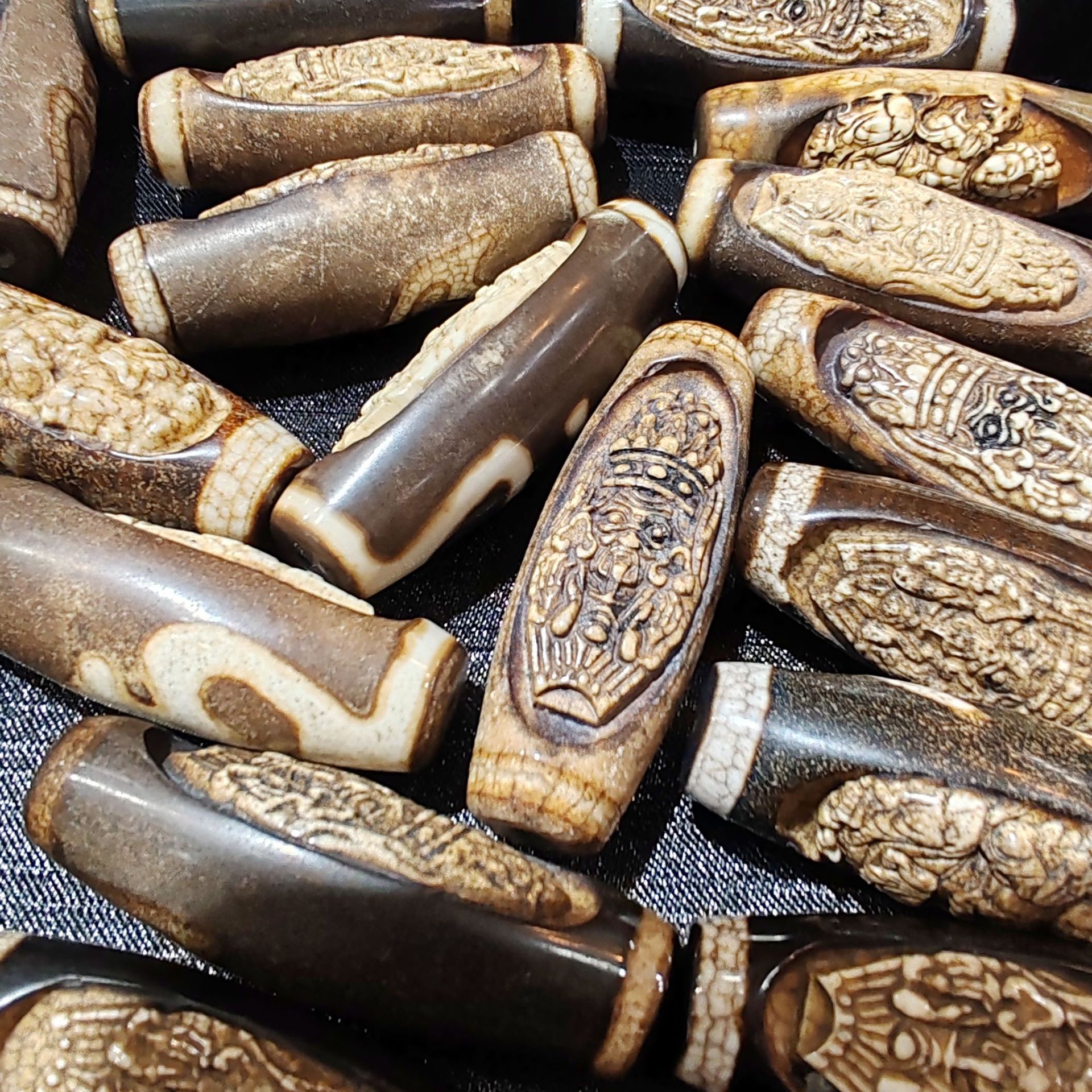 西藏图腾天然玛瑙火供龙鳞开片雕刻扎基拉姆天珠吊坠diy配饰