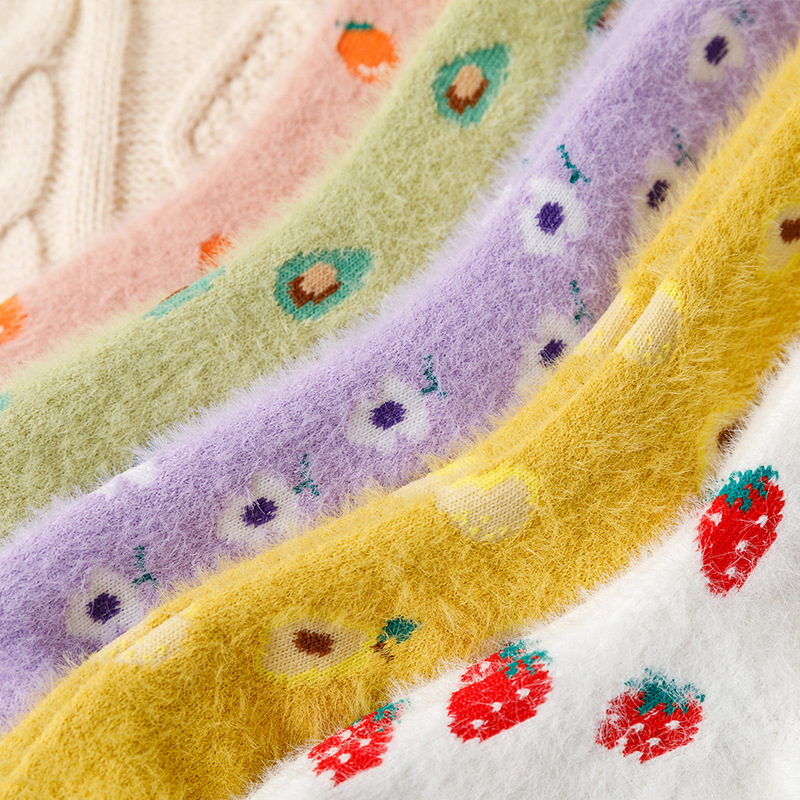 Otoño de la mitad de la pantorrilla engrosada terciopelo de visón lindo dibujos animados fruta fresa blanca caliente desodorante transfronterizo calcetines al por mayor