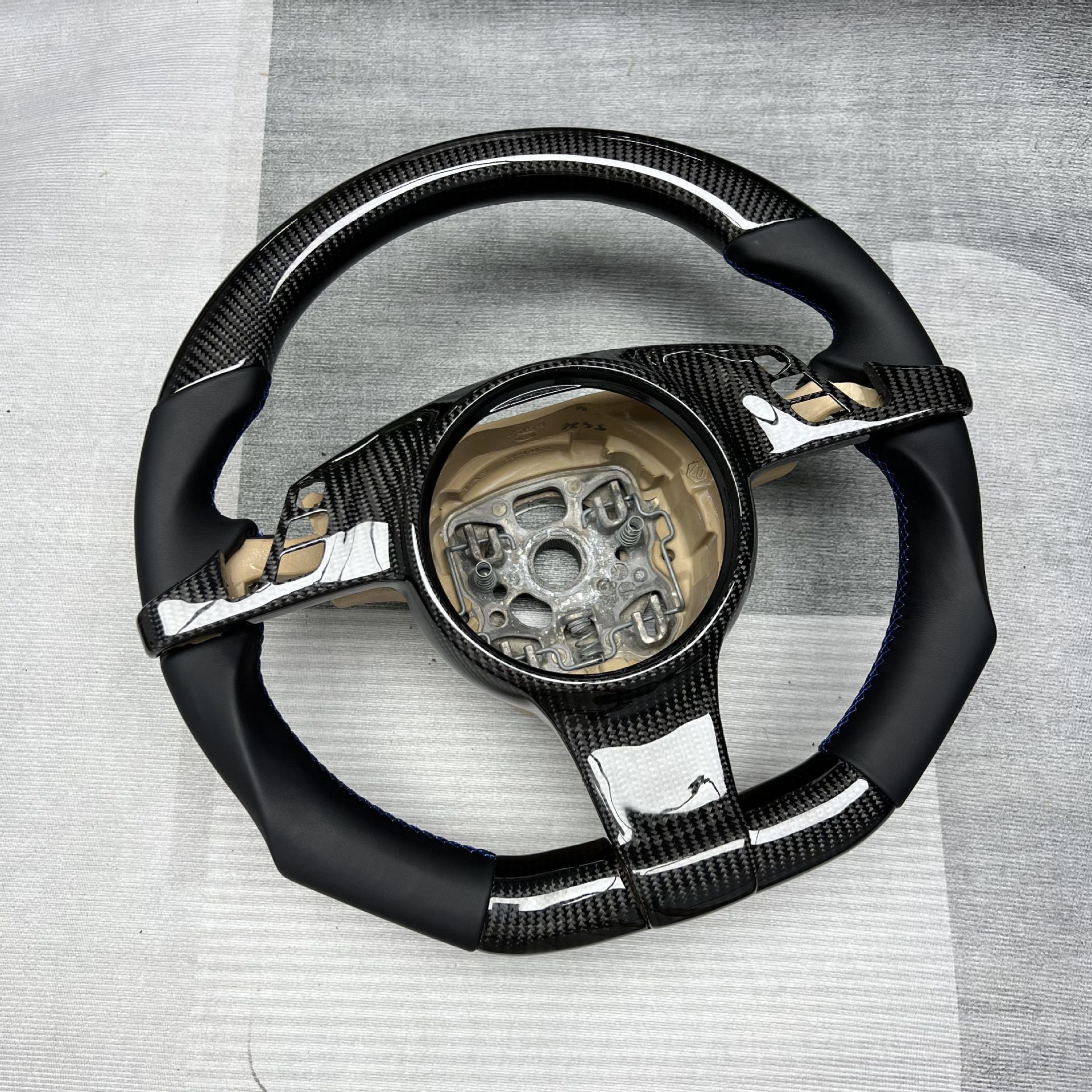 Carbon Fiber Steering Wheel Customization Suitable for Porsche Macan Cayenne Panamera Steering Wheel Processing