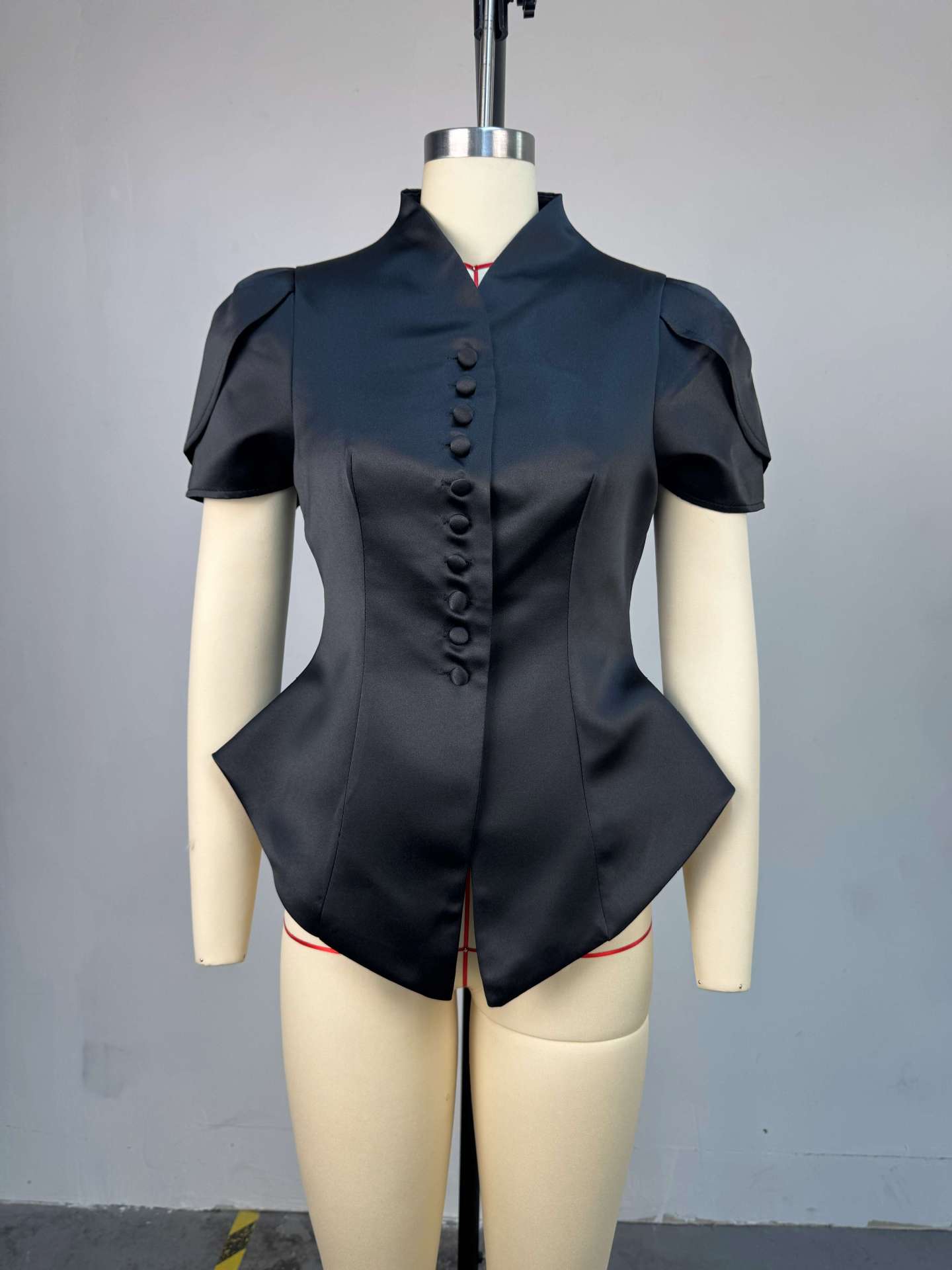 Camicia asimmetrica con bottoni a maniche corte per donna_voghion.com