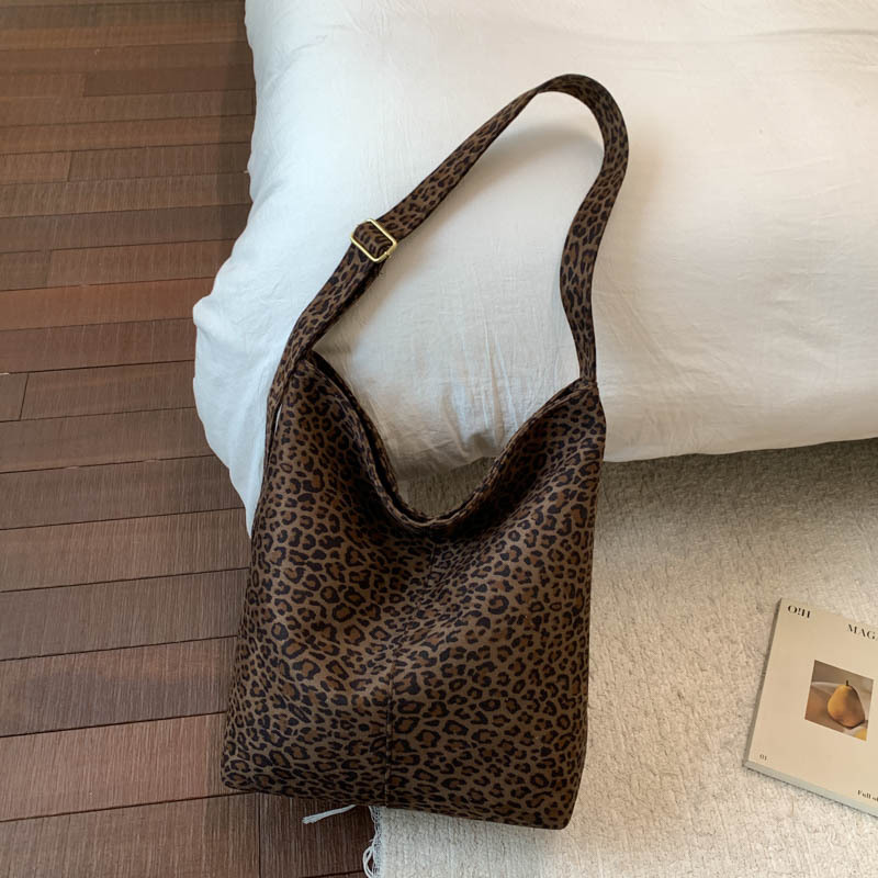 Otoño y invierno coreano de seda bolsa de balde de gran capacidad de hombro bolso de mano para mujeres 2025 nuevo retro viaje mochila