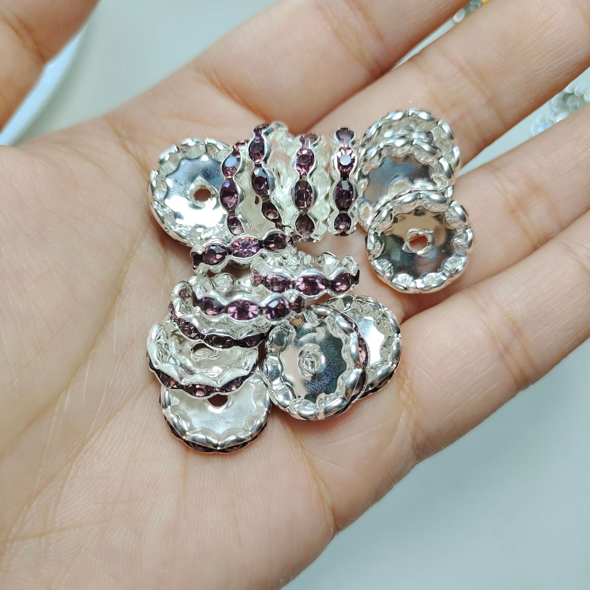 国境を越えて人気のある15mm銀色のビーズを隔てた円形のドリルリング車の輪の波の縁にドリルの部品を入れます。