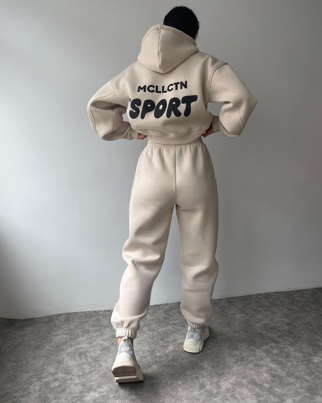 2024 Herbst/Winter neues lässiges Plüsch-Langarm-Kapuzenpullover- und Hosen-Set mit bedrucktem Kapuzenpullover_voghion.com