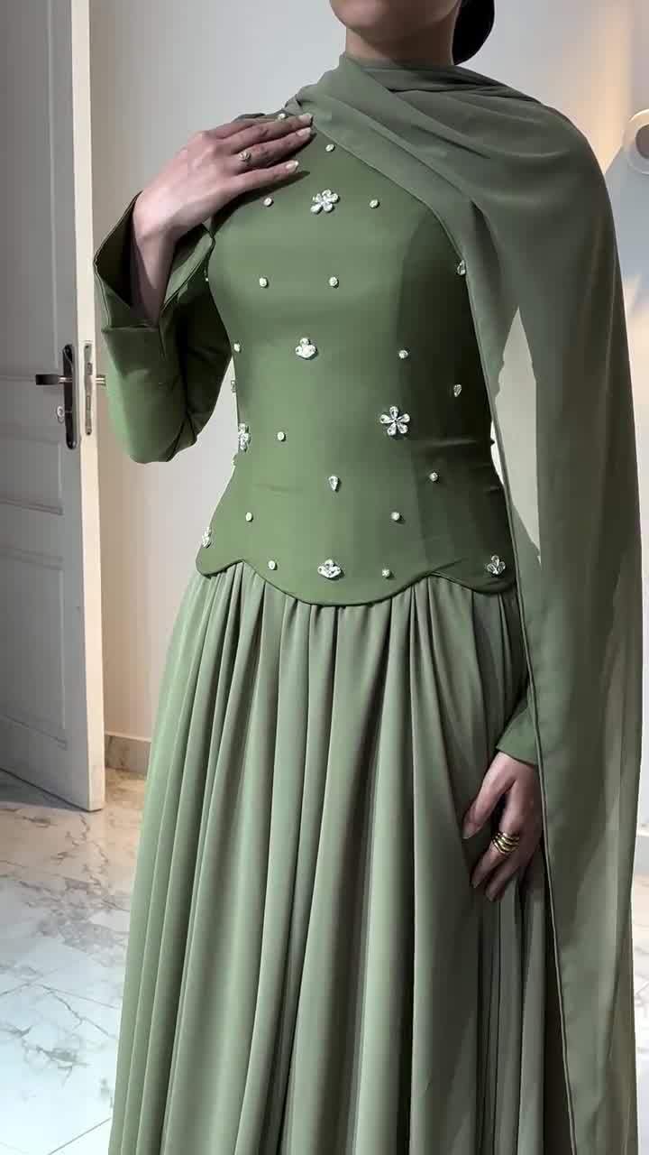 « Robe élégante à manches longues et coupe ajustée ornée de strass pour femme - Robe de soirée moulante extensible avec détails scintillants (Vert, S-XXL) »_voghion.com