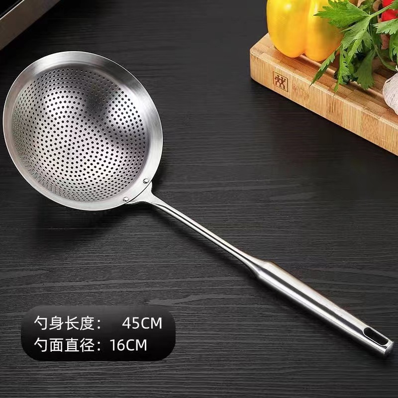 Acero inoxidable gran cuchara de cocina de grado alimenticio frio setos de madera de mango largo boltón de fideos de pesca cuchara de perforación de malla cerrada cuchara de fideos resistente a alta temperatura