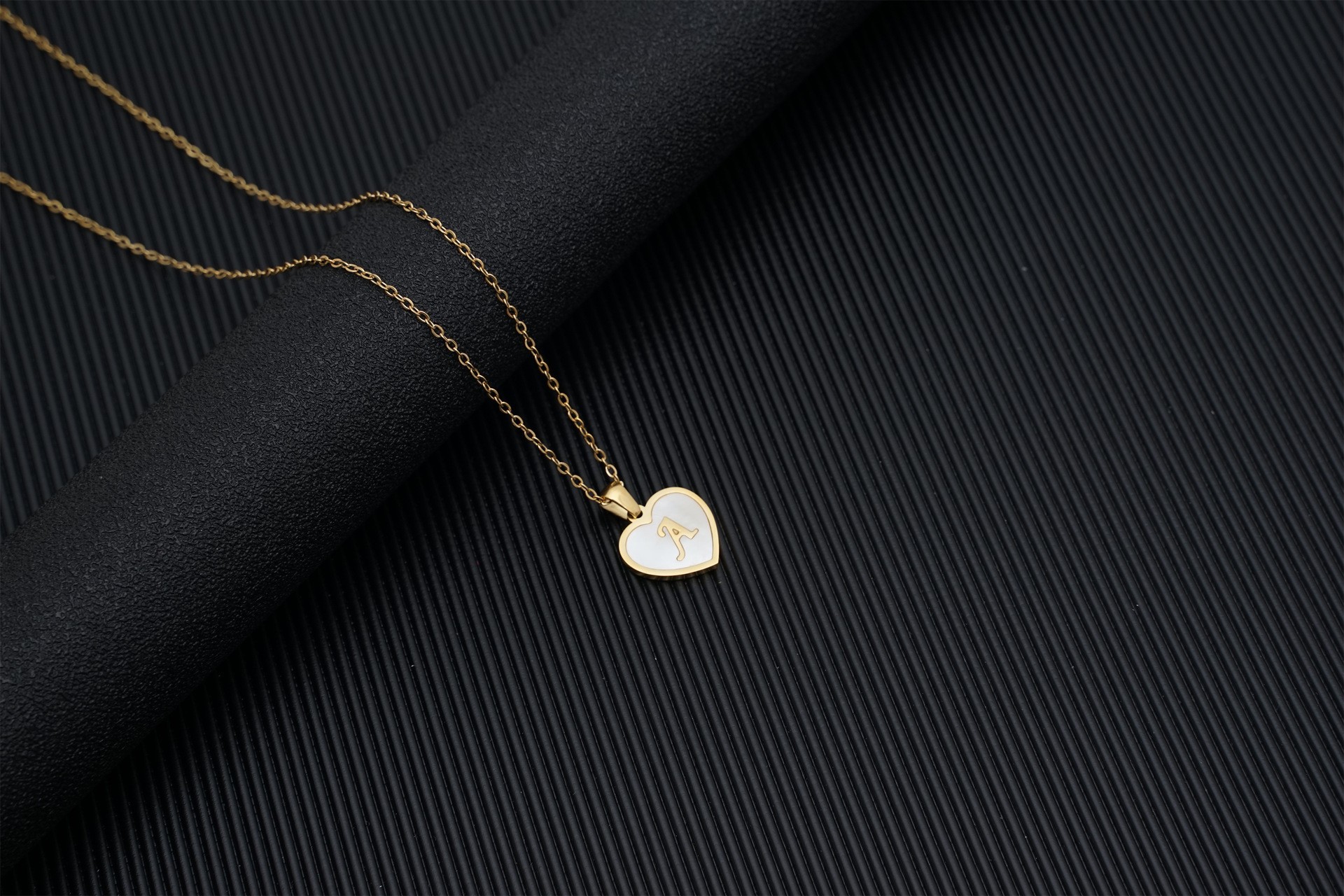 Europa y América 18K oro amor clavícula cadena de las mujeres de acero inoxidable corazón blanco madre colgante 26 letras titanio acero collar