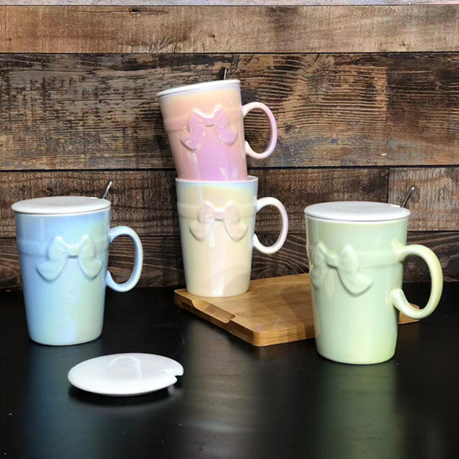 Luz y lujo brillante relieve arco taza con cubierta cuchara taza de cerámica