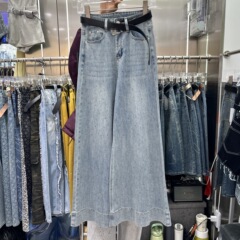 レトロなファッションの香港風のデザイン感があります。