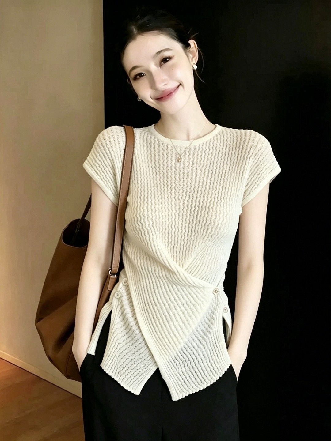 Áo thun nữ cổ tròn tay ngắn dệt kim lụa mát mẻ — màu đen