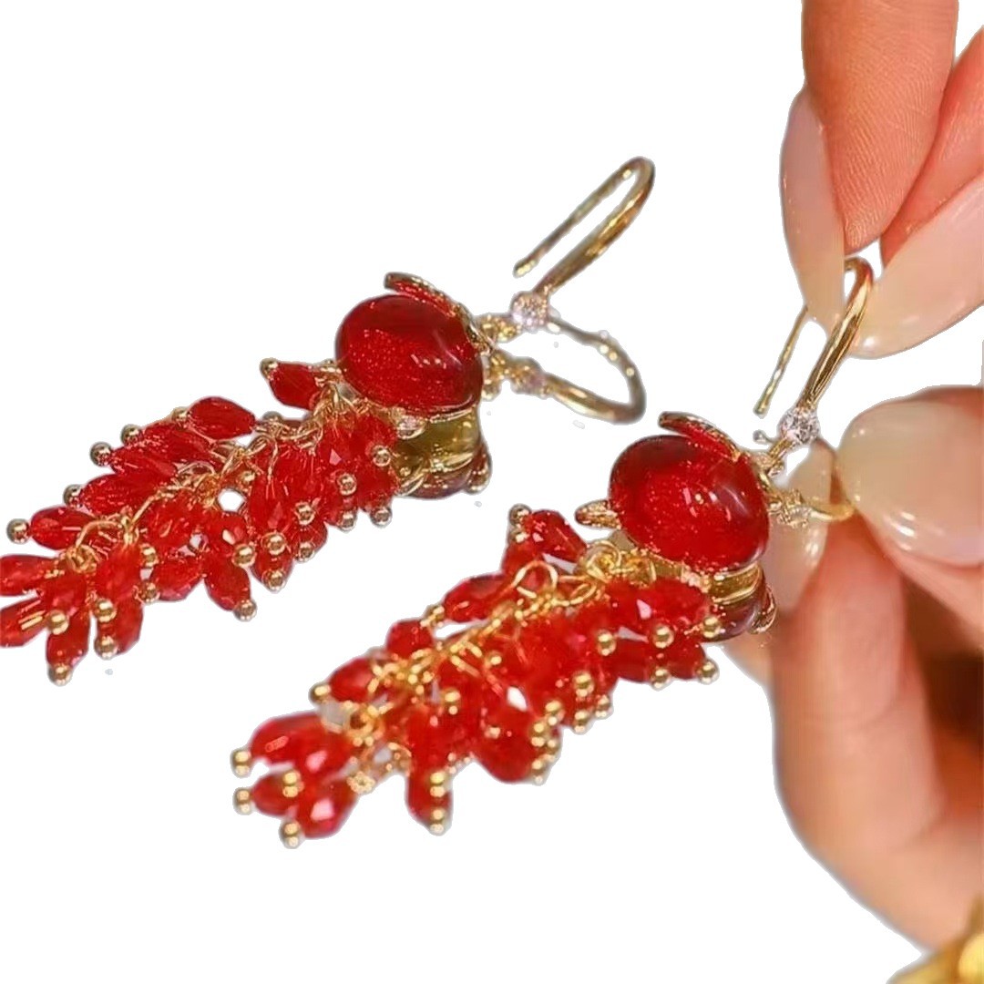 Nuevo estilo largo de zorro rojo gancho de orejas bordas lujosas lujosas mujeres delicadas sensación de alta calidad variedad pendientes de orejas de celebridades