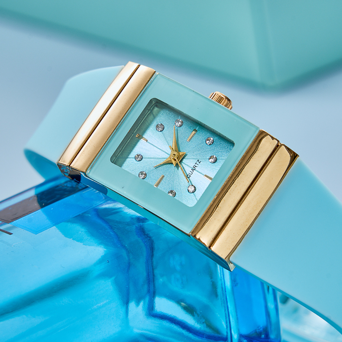 Heiße verkaufende neue kleine quadratische Damenuhr mit Silikonband, modische Damenuhr mit Diamanteinlage, trendige und personalisierte Quarzuhr_voghion.com