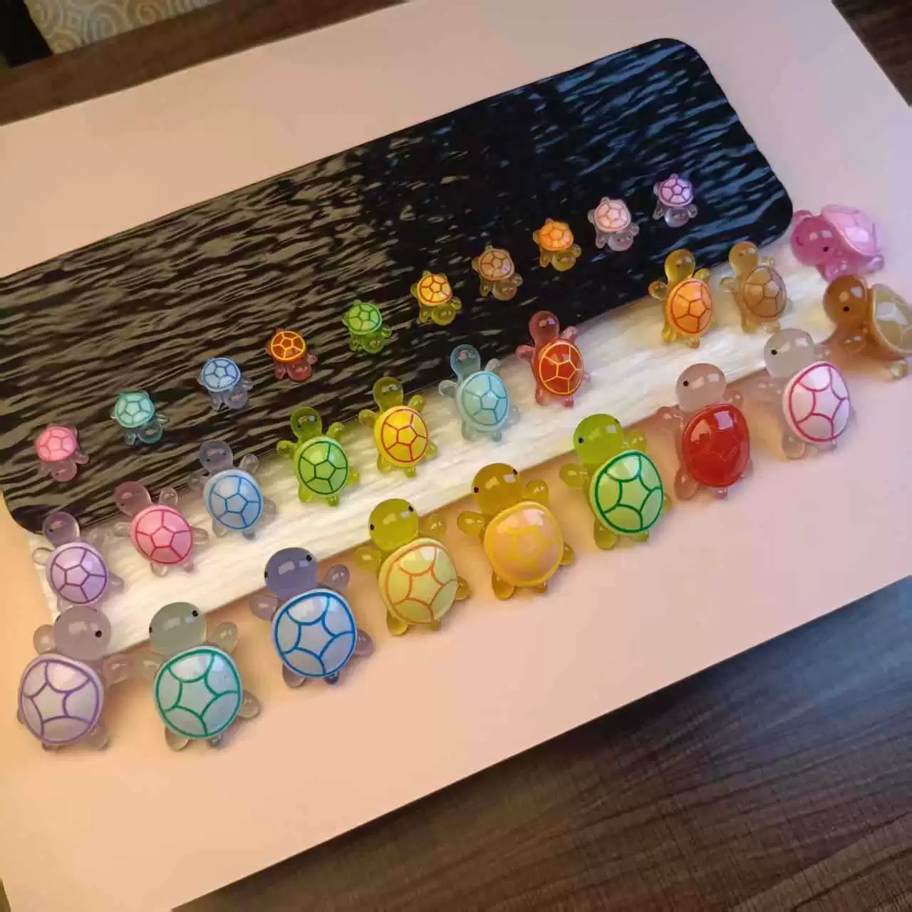 Модные светящиеся красочные большие и маленькие украшения в виде черепах, флуоресцентные милые мультяшные мини-фигурки черепах, аксессуары