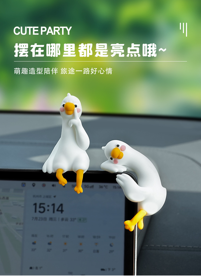 Car dashboard display ornament: Big white goose that quacks, a daily interior decoration for the car, a stress-relief ornament for driving