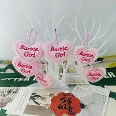 ピンクの大小のハート型のぬいぐるみアクセサリー、子供用ヘアアクセサリー、靴、靴下、帽子、景品機用アクセサリー、ハート型のぬいぐるみ飾り
