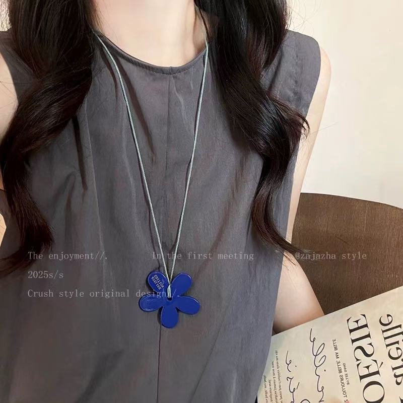 Blue flower necklace