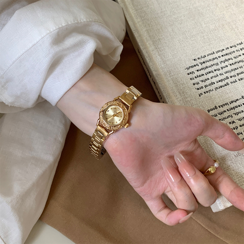 IEKE复古浮雕小巧精致中古风高级感轻奢小金表钢带石英手表女新款|undefined