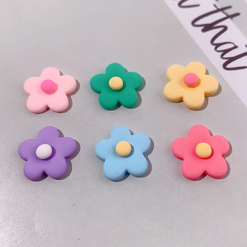 Accesorios de resina de flores de cinco pétalos esmerilados transfronterizos DiDi adorno de cabello agujero de botón de zapatos agujero de taza de agua material de broche de pelo