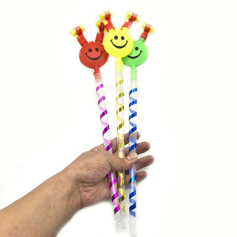 Los puestos del mercado nocturno de Yiwu empujan pequeños productos básicos, los puestos circulares, los regalos para niños de celebridades de Internet, los juguetes luminosos