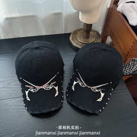 小众双枪刺绣铆钉破坏做旧鸭舌帽子女暗黑风辣妹个性弯檐棒球帽男