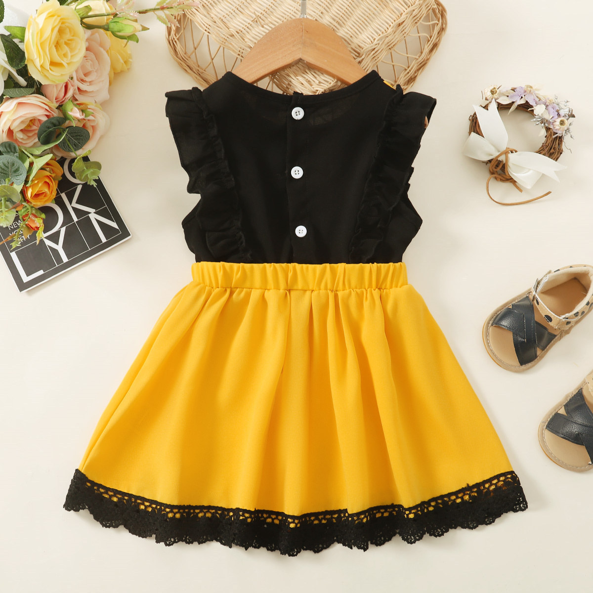 Las niñas de verano 2023 nuevo estilo coreano popular sin mangas costura encaje color sólido niña vestido lindo