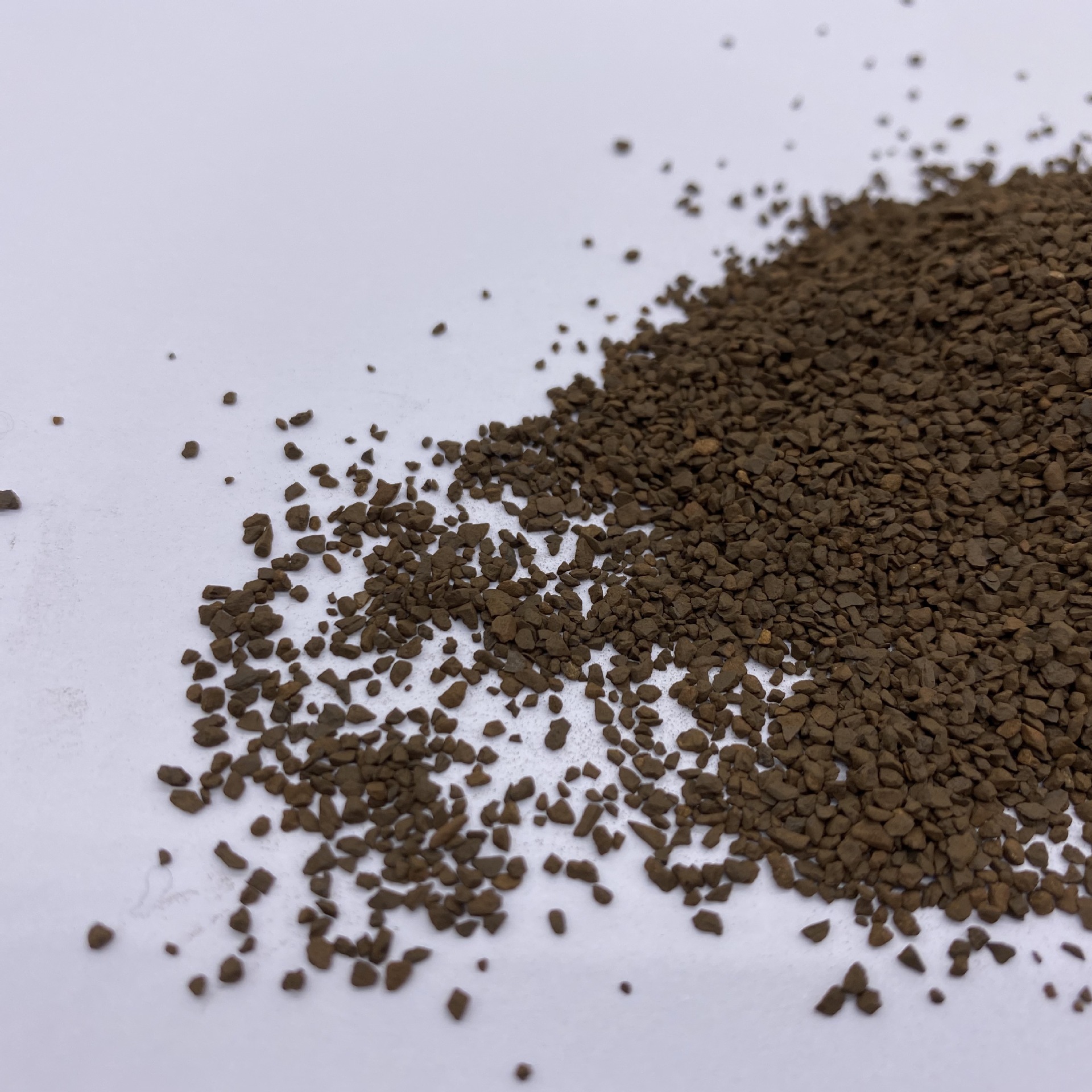 厂家供应天然锰砂滤料 地下水生活饮用水除铁除锰去黄锰砂滤料