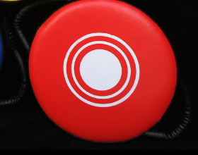 붉은색 바탕에 검은색 테두리