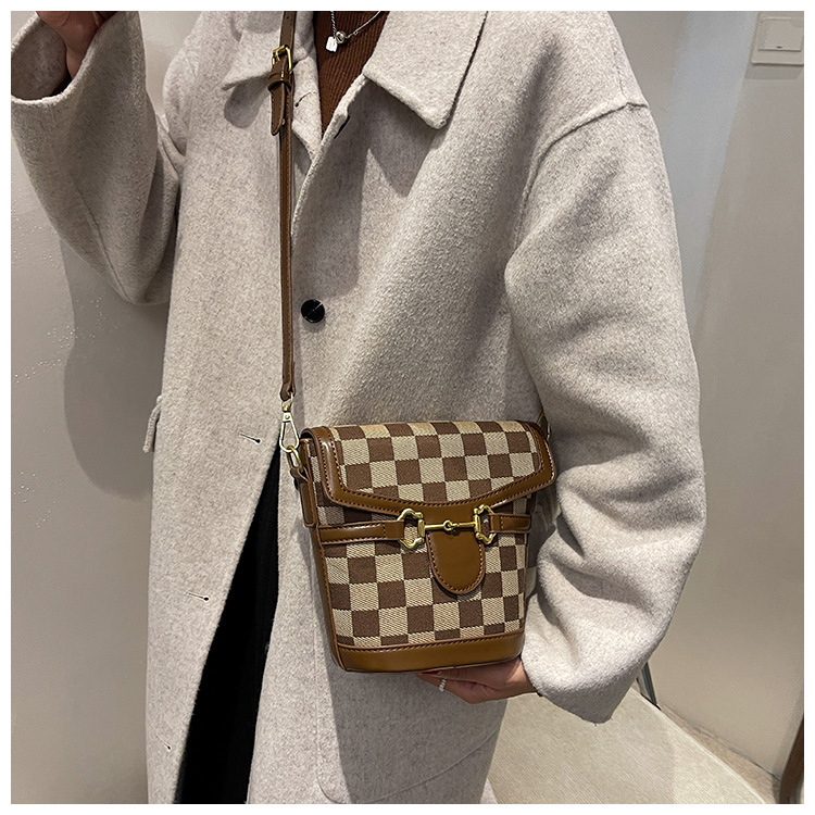Retro Minority Design Crossbody Bag 2021 New Bags Women's High-grade Autumn And Winter Fashion All-matching Bucket Bag display picture 2