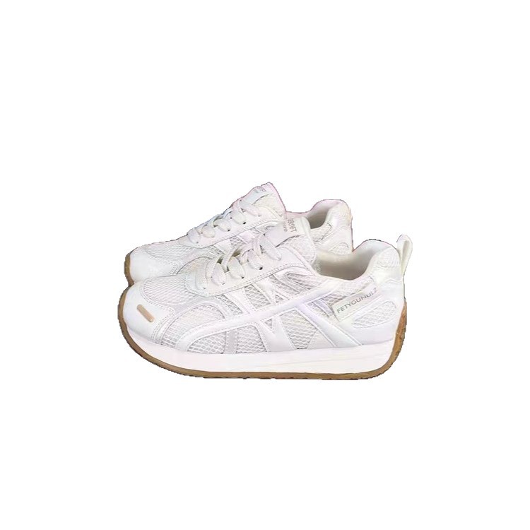 Breathable sneakers made of soft leather with shoelaces for leisure
