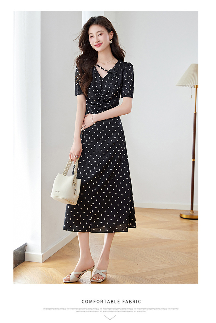 Đầm chấm bi tay phồng cổ V eo thắt dây dáng dài Z5627 — Màu đen, Màu trắng chi tiết 23