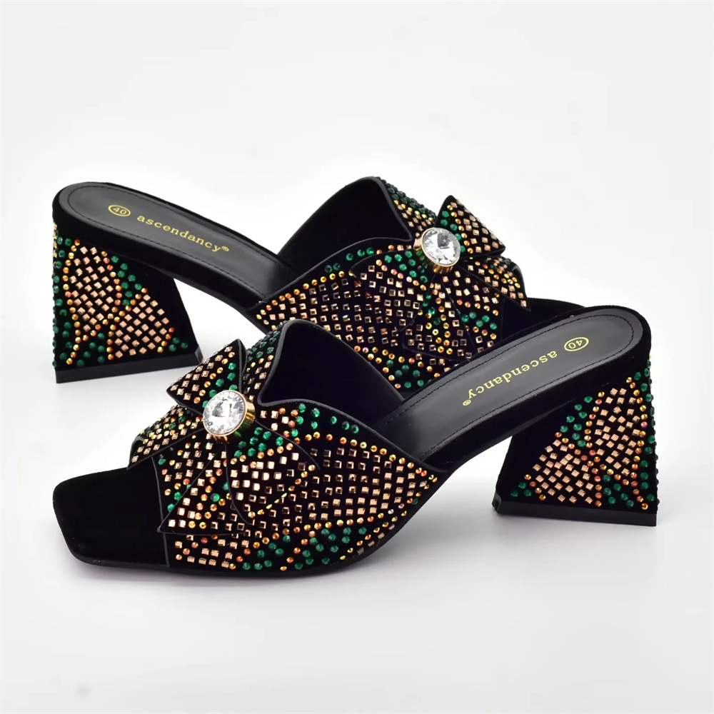 Vintage strasszokkal díszített női magassarkú cipő hozzáillő clutch stílusú vacsorához való öltönnyel_voghion.com