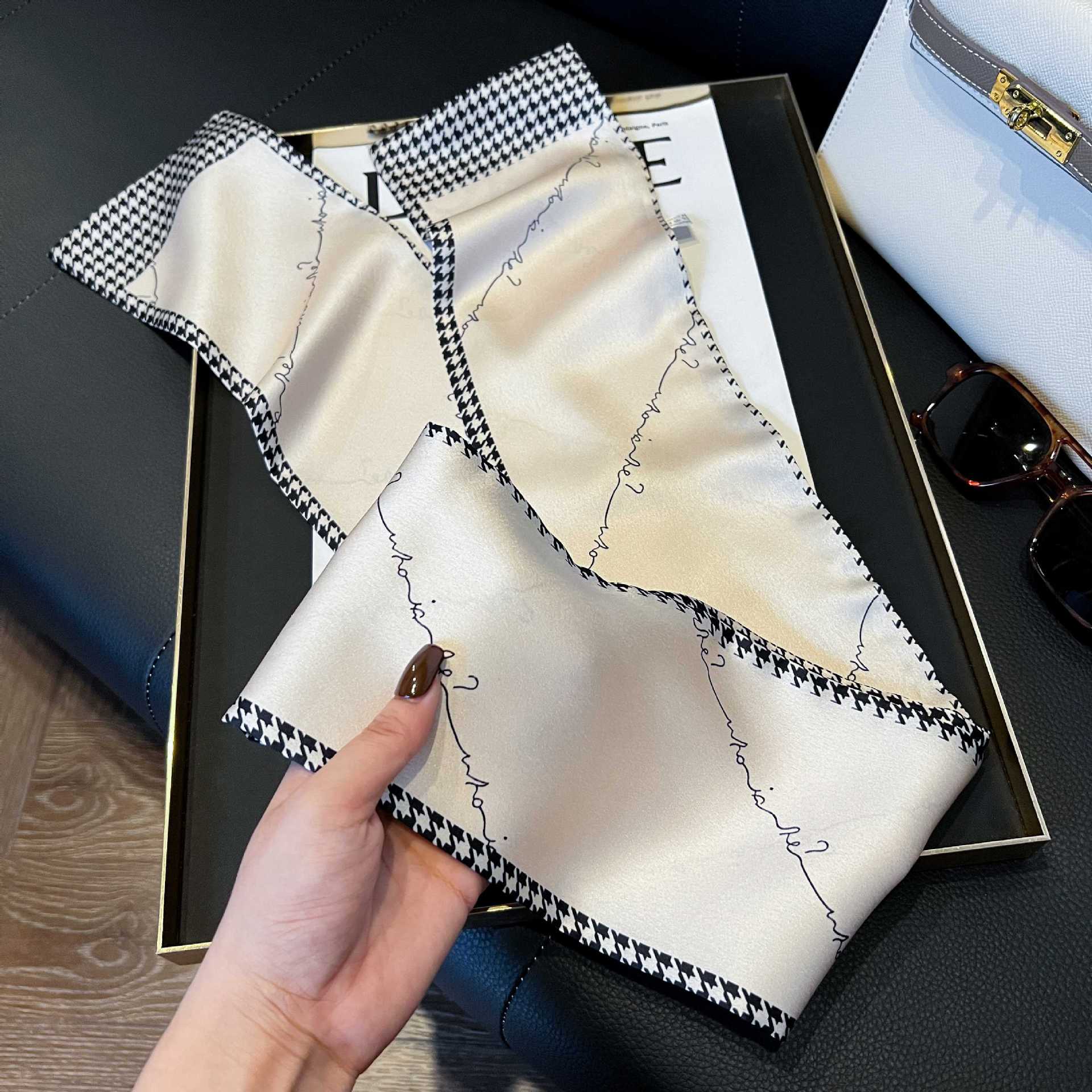 Nueva bufanda de seda pequeña banda larga estrecha para el cabello mujer estilo primavera y otoño moda madre bufanda estilo verano estilo fino serpentina bufanda al por mayor