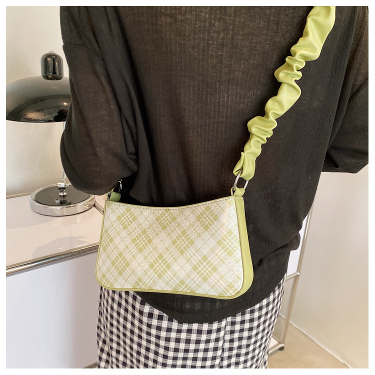 Nihaojewelry Wholesale Fashion Folds Handle Plaid Underarm Baguette Bag display picture 4