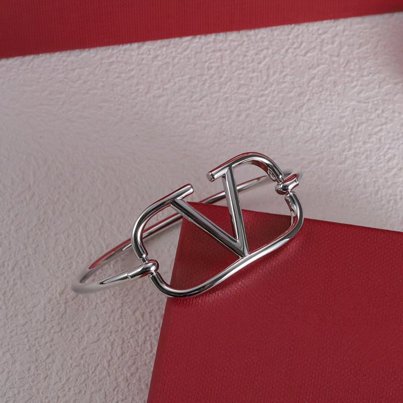 Cross-Border Exclusive European and American Style Warren V Letter Metal Bare Bracelet for Women, 18K Gold Plated, Fashionable, Simple, and Elegant Bracelet Cross-Border Exclusive European and American Style Warren V Letter Metal Bare Bracelet for Women, 18K Gold Plated, Fashionable, Simple, and Elegant Bracelet